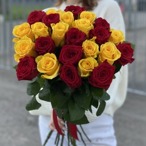 25 красных и желтых роз 60 см